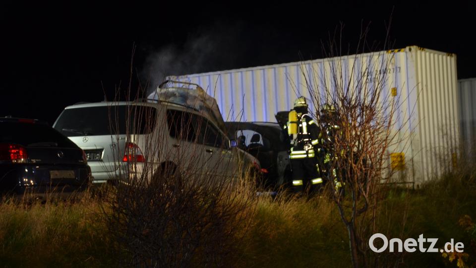 Auf einem Gelände hinter der Norma in der Altenstadter Straße brannten am Allerheiligentag kurz vor 19 Uhr zwei Fahrzeuge aus. Die Stützpunktwehr löschte den Brand. Bild: dob