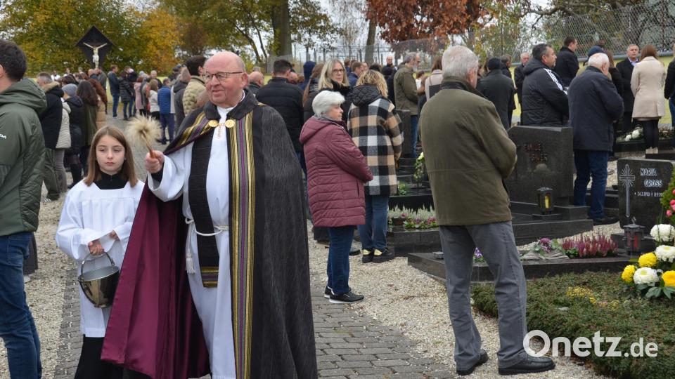Wie in allen Orten des Landkreises fanden in der Pfarreiengemeinschaft Vohenstrauß-Tännesberg zahlreiche Gräbersegnungen statt. Auf dem Friedhof in Waldau segnete Ruhestandsgeistlicher Wilhelm Bauer die Gräber der Verstorbenen, die alle wunderschön geschmückt waren. Bild: dob