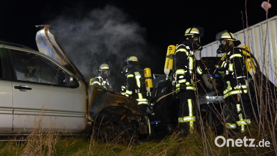 Auf einem Gelände hinter der Norma in der Altenstadter Straße brannten am Allerheiligentag kurz vor 19 Uhr zwei Fahrzeuge aus. Die Stützpunktwehr löschte den Brand. Bild: dob