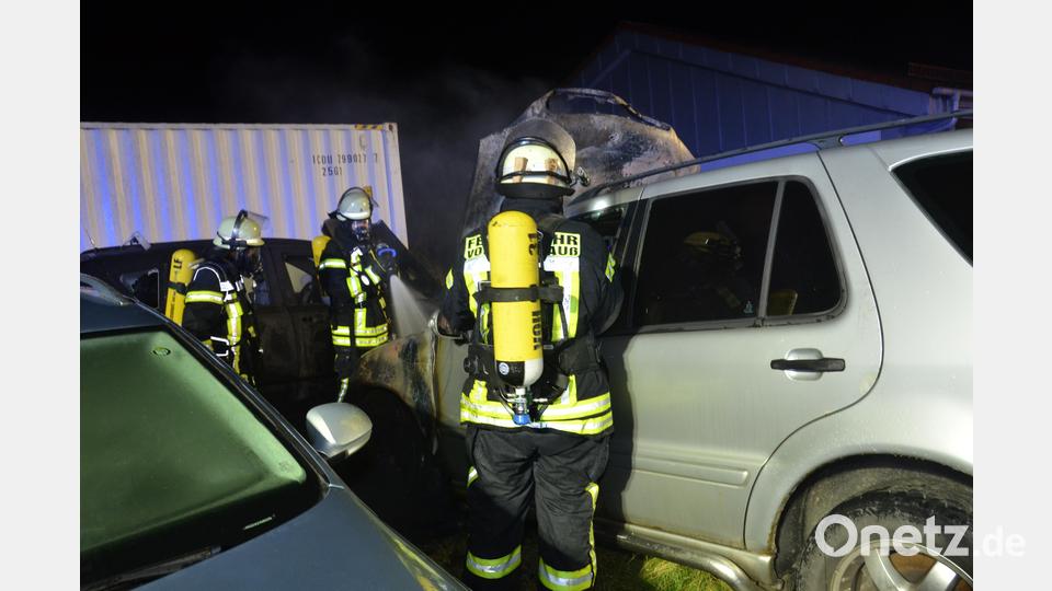 Auf einem Gelände hinter der Norma in der Altenstadter Straße brannten am Allerheiligentag kurz vor 19 Uhr zwei Fahrzeuge aus. Die Stützpunktwehr löschte den Brand. Bild: dob