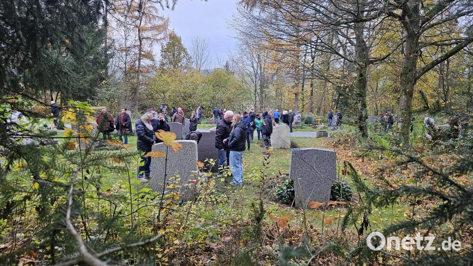 Bei kühlen Temperaturen versammelten sich die Gläubigen auf dem herbstlichen Waldfriedhof, Bild: vsr