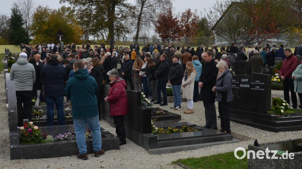 Wie in allen Orten des Landkreises fanden in der Pfarreiengemeinschaft Vohenstrauß-Tännesberg zahlreiche Gräbersegnungen statt. Auf dem Friedhof in Waldau segnete Ruhestandsgeistlicher Wilhelm Bauer die Gräber der Verstorbenen, die alle wunderschön geschmückt waren. Bild: dob