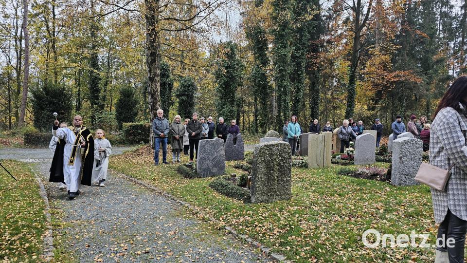 Gemeinsam mit den Ministranten segnete Pfarrer Michael die Gräber auf der weitläufigen Anlage auf dem Waldfriedhof in Krummennaab. Bild: vsr