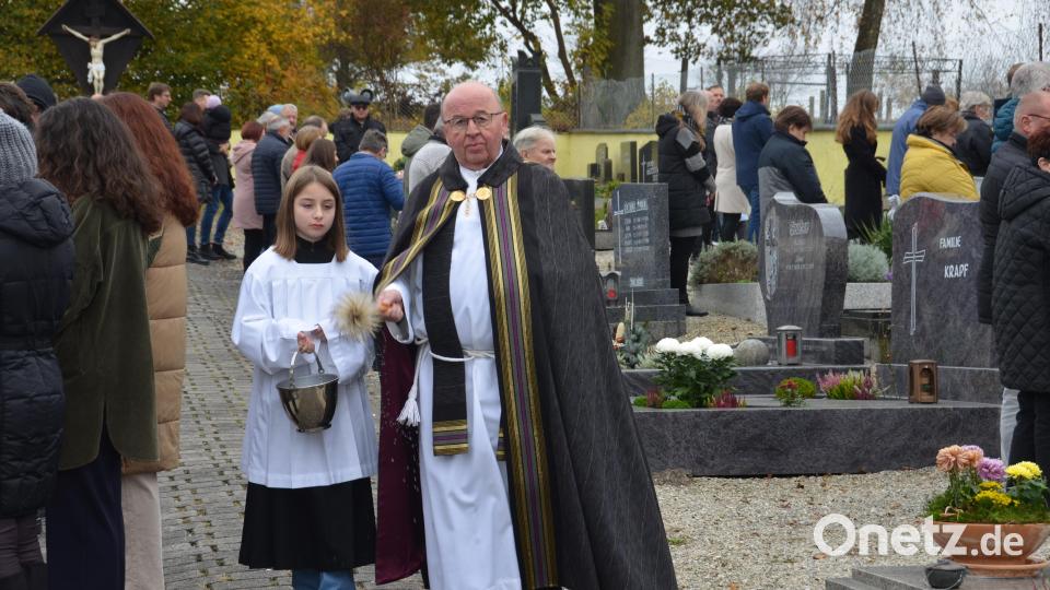 Wie in allen Orten des Landkreises fanden in der Pfarreiengemeinschaft Vohenstrauß-Tännesberg zahlreiche Gräbersegnungen statt. Auf dem Friedhof in Waldau segnete Ruhestandsgeistlicher Wilhelm Bauer die Gräber der Verstorbenen, die alle wunderschön geschmückt waren. Bild: dob