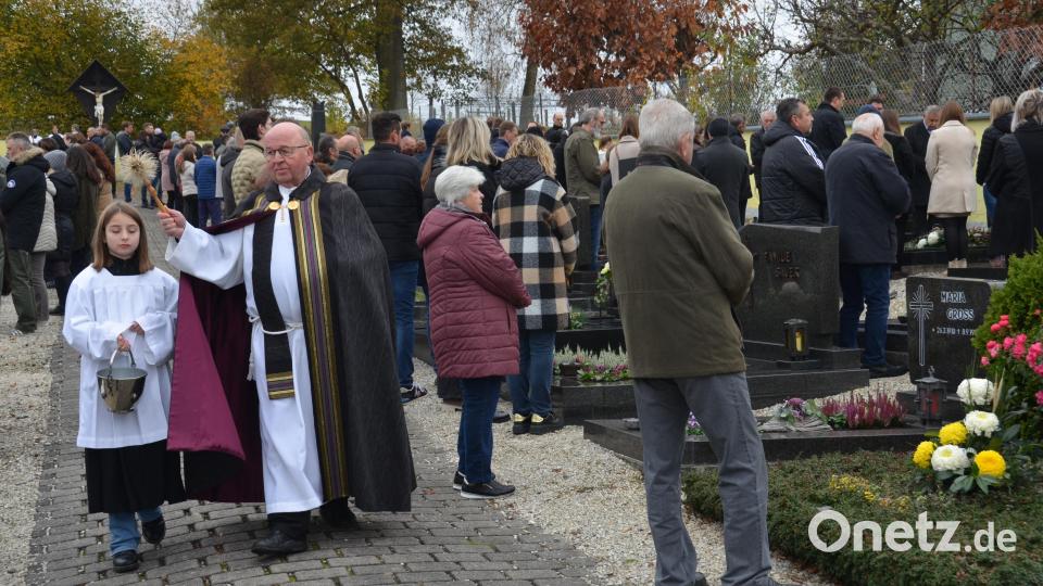 Wie in allen Orten des Landkreises fanden in der Pfarreiengemeinschaft Vohenstrauß-Tännesberg zahlreiche Gräbersegnungen statt. Auf dem Friedhof in Waldau segnete Ruhestandsgeistlicher Wilhelm Bauer die Gräber der Verstorbenen, die alle wunderschön geschmückt waren. Bild: dob