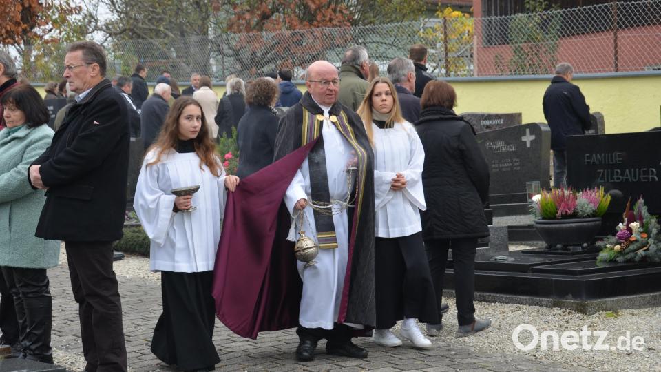 Wie in allen Orten des Landkreises fanden in der Pfarreiengemeinschaft Vohenstrauß-Tännesberg zahlreiche Gräbersegnungen statt. Auf dem Friedhof in Waldau segnete Ruhestandsgeistlicher Wilhelm Bauer die Gräber der Verstorbenen, die alle wunderschön geschmückt waren. Bild: dob