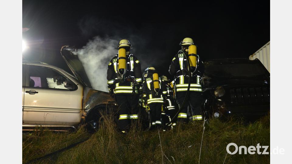 Auf einem Gelände hinter der Norma in der Altenstadter Straße brannten am Allerheiligentag kurz vor 19 Uhr zwei Fahrzeuge aus. Die Stützpunktwehr löschte den Brand. Bild: dob
