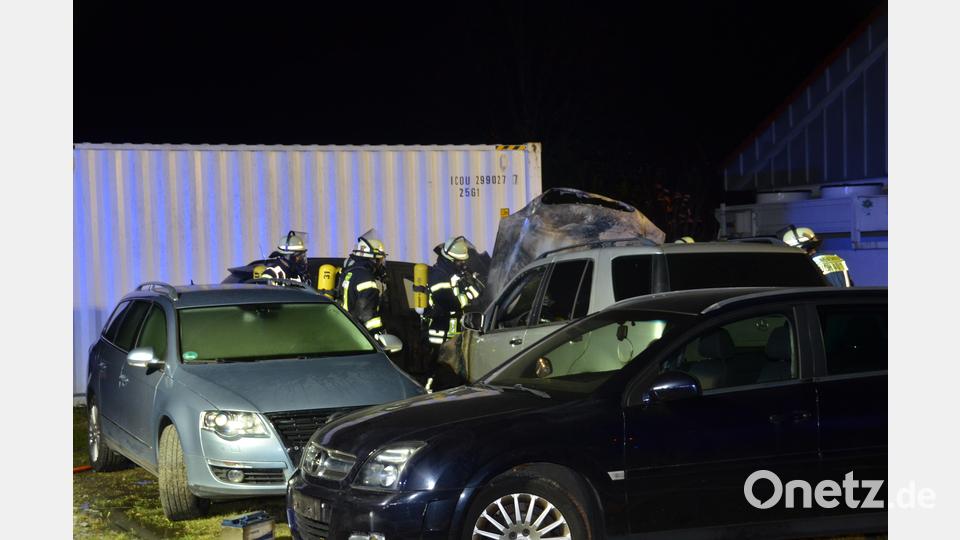 Auf einem Gelände hinter der Norma in der Altenstadter Straße brannten am Allerheiligentag kurz vor 19 Uhr zwei Fahrzeuge aus. Die Stützpunktwehr löschte den Brand. Bild: dob