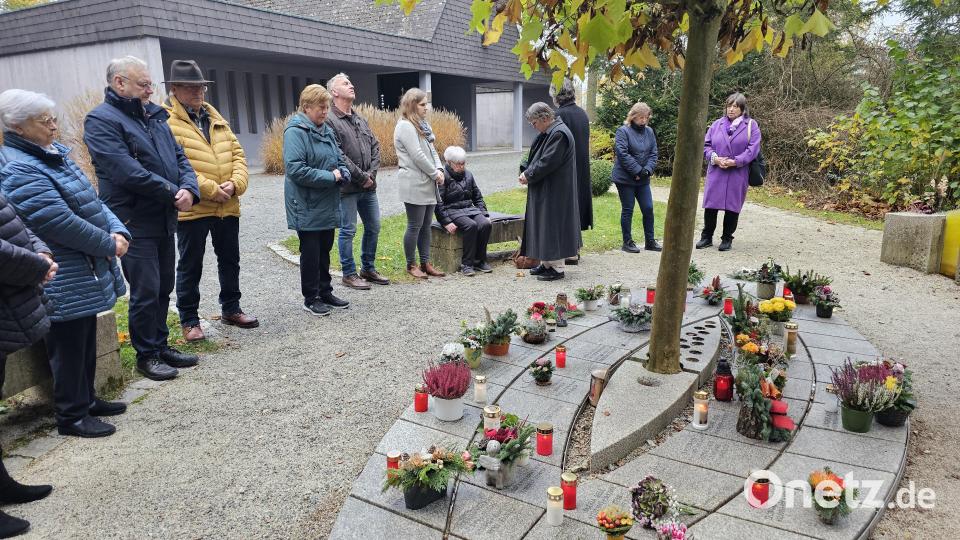 Die Angehörigen der Verstorbenen versammelten sich um die Urnengrabanlage &quot;Auge Gottes&quot;. Bild: vsr