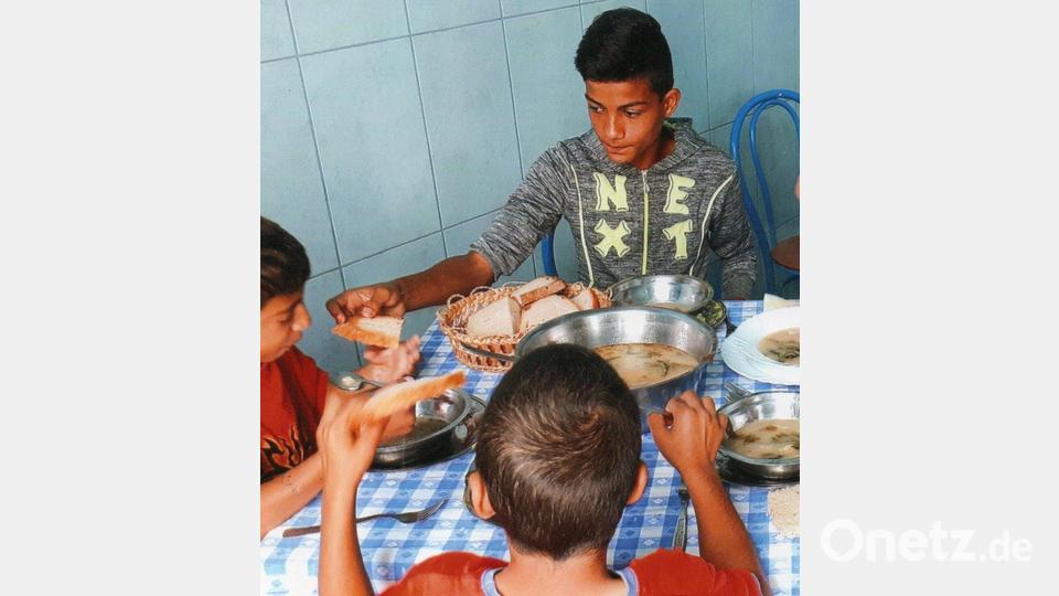Selbst das Wenige, das die Vollwaisenkinder im Kinderheim im rumänischen Ocland bekommen teilen sie. Bild: prh