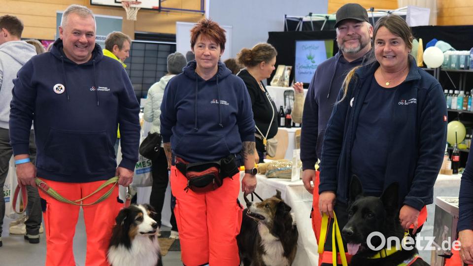 Die neu gegründete Rettungshundestaffel Schwandorf wirbt bei der Messe um Unterstützung. Bild: Hirsch