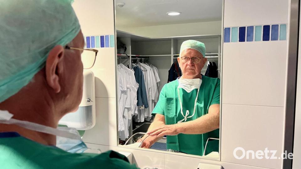 OP-Kleidung anziehen und Hände desinfizieren gehörte zum Berufsalltag des früheren Chefarzts der Kliniken Nordoberpfalz, Professor Dr. Karl-Heinz Dietl. Bild: Gabi Schönberger