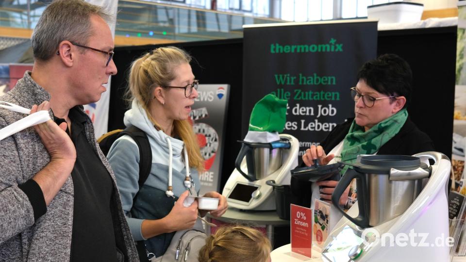 Die Händler suchen das Werbegespräch mit den Messebesuchern. Bild: Hirsch