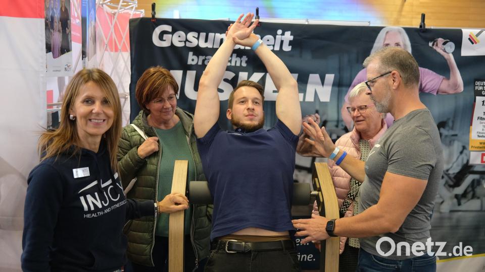 Fitnesstrainerin Margit Liegl (links) klärt die Besucher darüber auf, wie ein regelmäßiges Muskeltraining die Mobilität und damit die Lebensqualität erhalten kann. Dafür hat sie am Stand Geräte im Einsatz. Bild: Hirsch