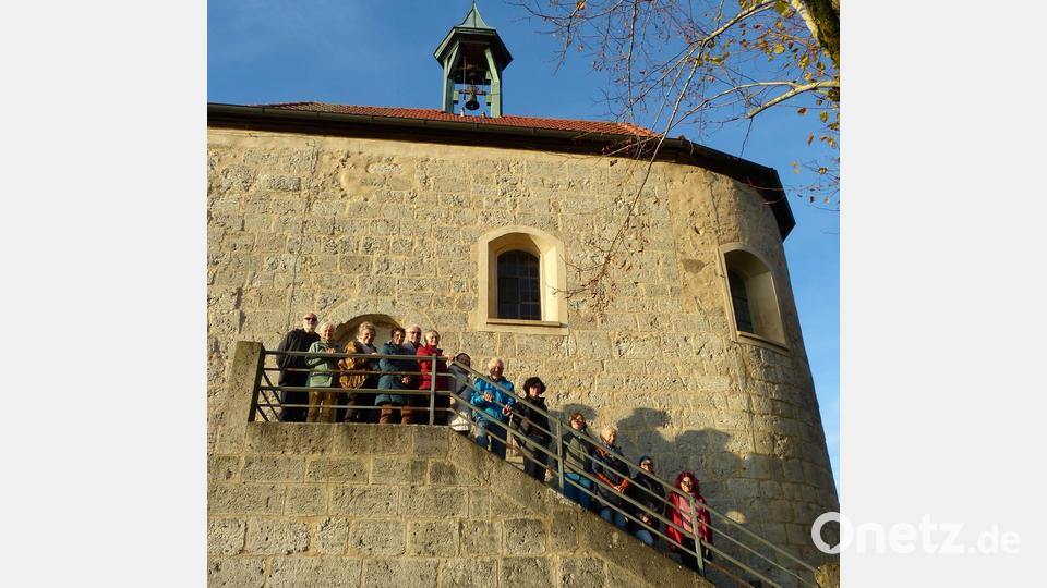 Die Kapelle steht heute an der Stelle der einstigen Burg auf dem Breitenstein bei Königstein. Auf ihren Stufen verteilen sich die Teilnehmenden beim Erinnerungsfoto. Bild: Edith Zimmermann
