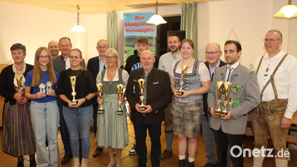 Die Gewinner der Einzelwertungen beim 54. Vilstalwanderpokal mit Ebermannsdorfs Erstem Schützenmeister Thomas Kryschak (rechts) und den Gemeindebürgermeistern der beteiligten Vereine. Bild: mrr