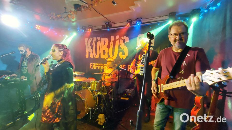 &quot;Kubus M&quot; aus Regensburg auf der &quot;Halloween-Stage&quot; im &quot;Kulturbahnhof&quot;. Bild: Kunz