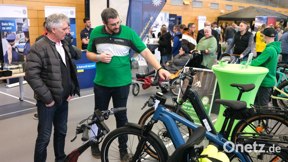 Martin Wächter, Betriebsleiter eines Schwarzenfelder Fahrradhändlers, stellt den Messebesuchern die Neuheiten vor: Räder mit breiten, pannensicheren Reifen und Riemen- statt Kettenantrieb. Bild: Hirsch
