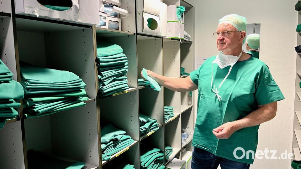 Ein letztes Mal schlüpft Professor Dr. Karl-Heinz Dietl in die grüne OP-Kleidung. Bild: Gabi Schönberger
