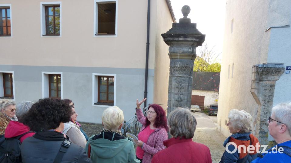 Stadtführerin Patrizia Zimmermann erläutert die letzten Überbleibsel des Sulzbacher Hofgartens, die zwei Säulen an seinem nördlichen Portal. Bild: Edith Zimmermann