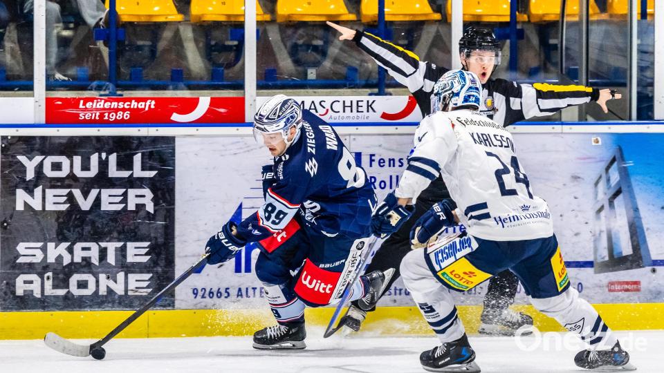 Szenen aus dem DEL-2-Spiel der Blue Devils Weiden (blaue Trikots) gegen die Dresdner Eislöwen am Sonntag, 3. November. Die Sachsen gewannen mit 2:1 nach Penaltyschießen. Bild: Tobias Neubert