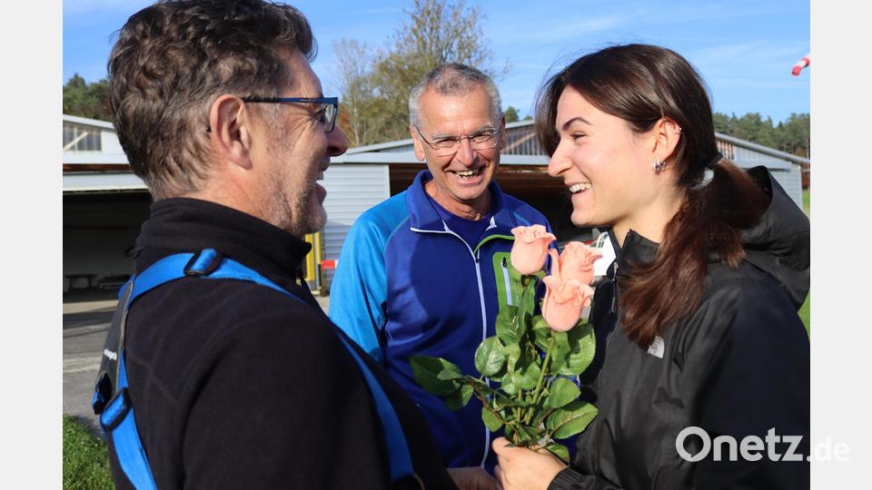 Peter Ostermann (links), Medienbeauftragter der Luftsportgruppe Sulzbach-Rosenberg und Leiter der Modellbaugruppe, überreichte symbolisch einen Blumenstrauß an Isabell Stiegler. Mit Fluglehrer Bernd Keck (Mitte) hatte Isabell Stiegler vor dem Alleinflug noch einen Überprüfungs- und Checkflug durchgeführt. Bild: mfh