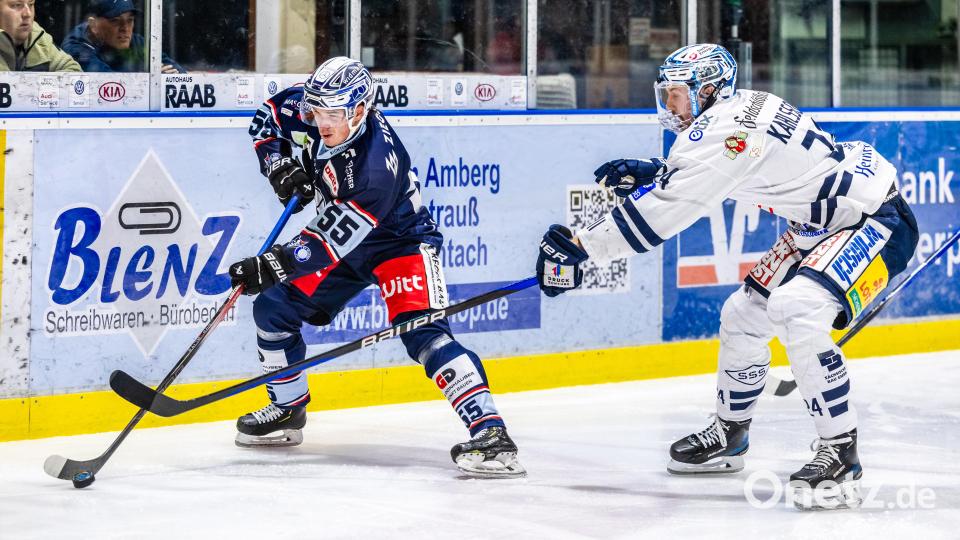 Szenen aus dem DEL-2-Spiel der Blue Devils Weiden (blaue Trikots) gegen die Dresdner Eislöwen am Sonntag, 3. November. Die Sachsen gewannen mit 2:1 nach Penaltyschießen. Bild: Tobias Neubert