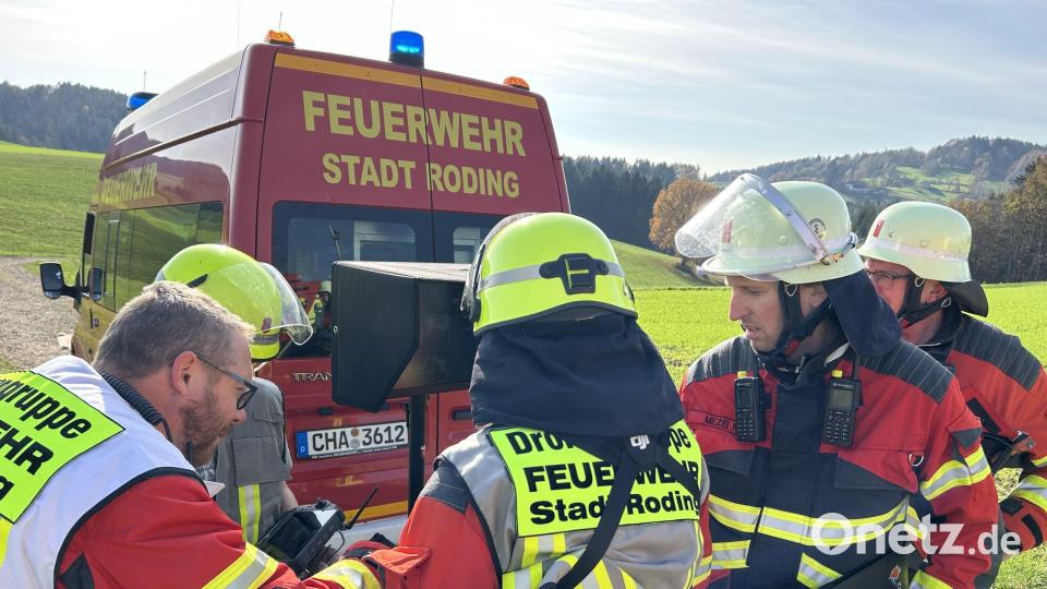 Am Sonntag brannte eine Scheune in Postfelden bei Rettenbach im Landkreis Cham. Bild: Kreisbrandinspektion Cham