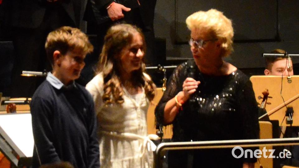 Das Geschwisterpaar Maria und Matthias Kick sprechen mit Chorleiterin und Dirigentin Stefanie Zühlke-Schmidt (rechts). Bild: Kunz
