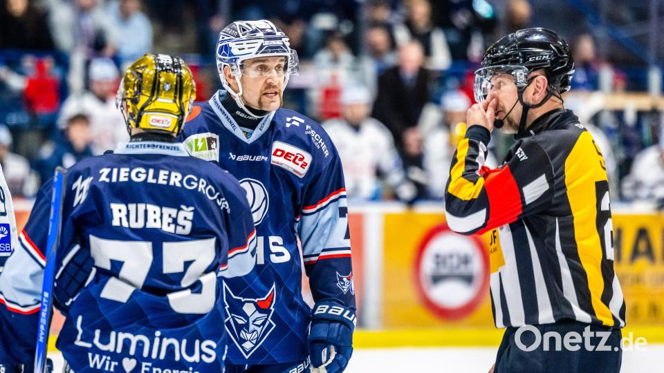 Szenen aus dem DEL-2-Spiel der Blue Devils Weiden (blaue Trikots) gegen die Dresdner Eislöwen am Sonntag, 3. November. Die Sachsen gewannen mit 2:1 nach Penaltyschießen. Bild: Tobias Neubert