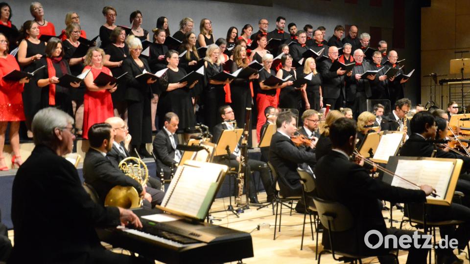 Der Chor Singing Witt und die Hofer Symphoniker begeistern beim Benefizkonzert für die Aktion „Lichtblicke“ in der Max-Reger-Halle in Weiden. Hans Joachim Grajer (vorne links) ist der neue Pianist. Bild: Kunz