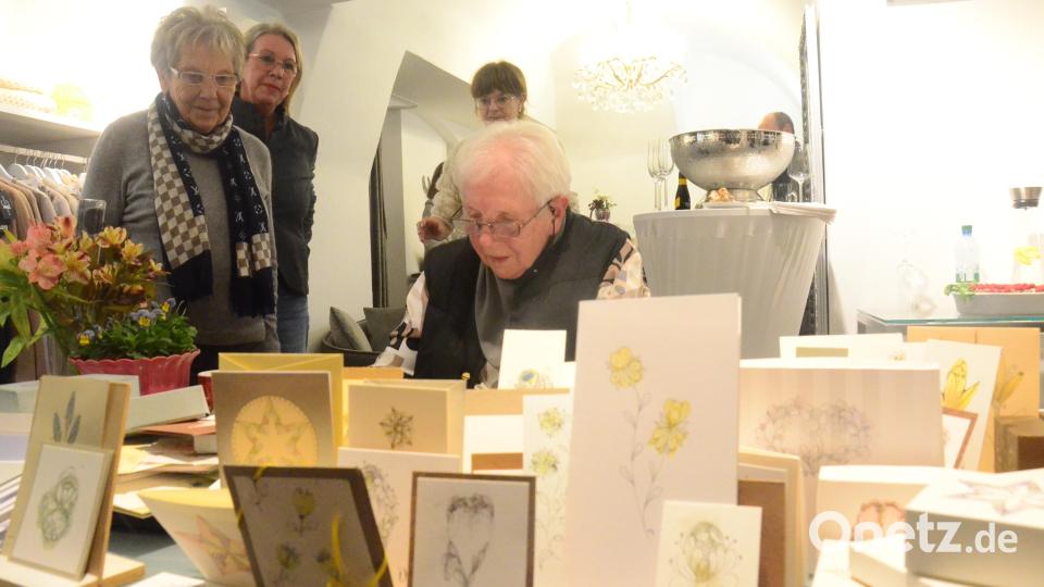 Maria Enslein präsentiert ihre Arbeiten &quot;Blumenabrieb trifft Zeichnungen&quot; im &quot;Modemensch&quot;. Bild: Kunz