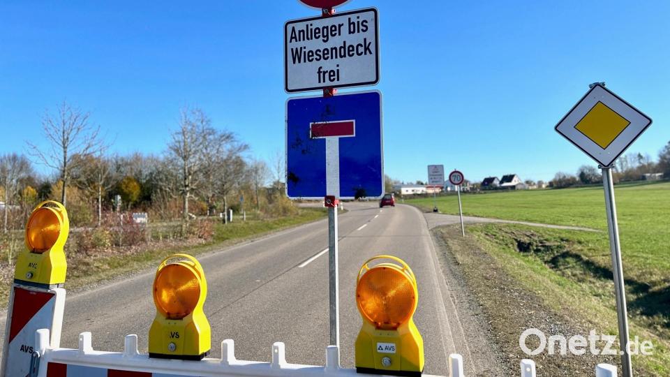 Zum Wiesendeck kommt man noch durch, ansonsten ist die Zufahrt zum Kreisverkehr gesperrt. Bild: Gabi Schönberger