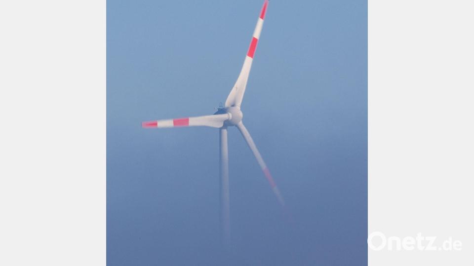 Auf ein knappes Drittel des vom Planungsverbands Oberpfalz Nord ausgewiesenen Areals für Windkraft hat sich der Gemeinderat Ebnath geeinigt. Bürgermeister Wolfgang Söllner weiß um die Tragweite des Themas. Symbolbild: Jens Büttner/dpa