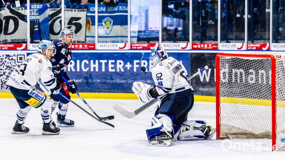 Szenen aus dem DEL-2-Spiel der Blue Devils Weiden (blaue Trikots) gegen die Dresdner Eislöwen am Sonntag, 3. November. Die Sachsen gewannen mit 2:1 nach Penaltyschießen. Bild: Tobias Neubert