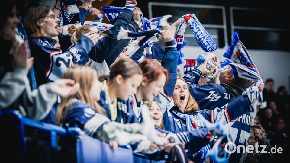 Szenen aus dem DEL-2-Spiel der Blue Devils Weiden (blaue Trikots) gegen die Dresdner Eislöwen am Sonntag, 3. November. Die Sachsen gewannen mit 2:1 nach Penaltyschießen. Bild: Tobias Neubert