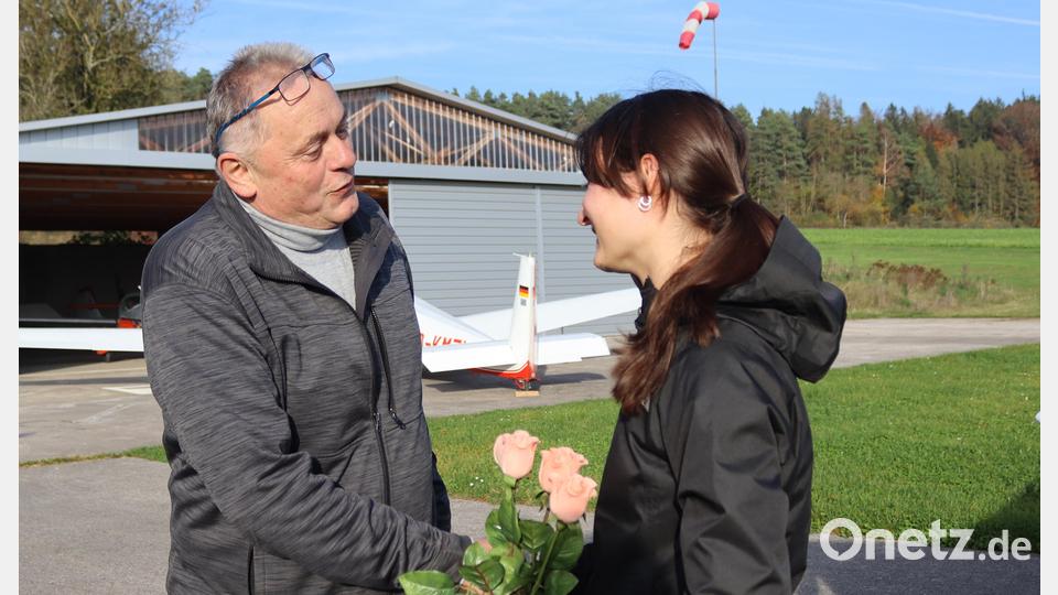 Gerhard Pirner (links), der Vorsitzende der Luftsportgruppe Sulzbach-Rosenberg, gratuliert der jungen Pilotin zum ersten Alleinflug. Bild: mfh