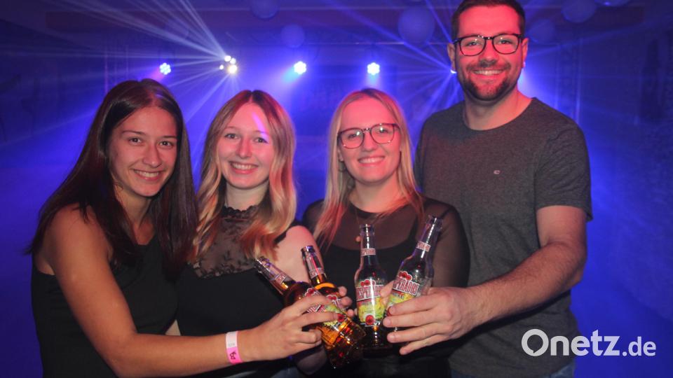 Voller Vorfreude auf den &quot;Kirwa Däänz&quot; war auch das Service-Personal. Bild: kro