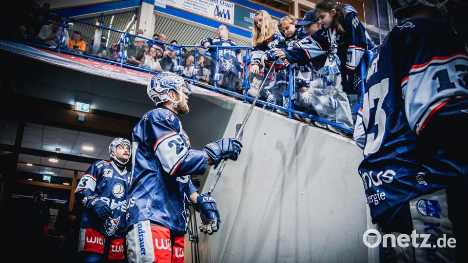 Szenen aus dem DEL-2-Spiel der Blue Devils Weiden (blaue Trikots) gegen die Dresdner Eislöwen am Sonntag, 3. November. Die Sachsen gewannen mit 2:1 nach Penaltyschießen. Bild: Tobias Neubert
