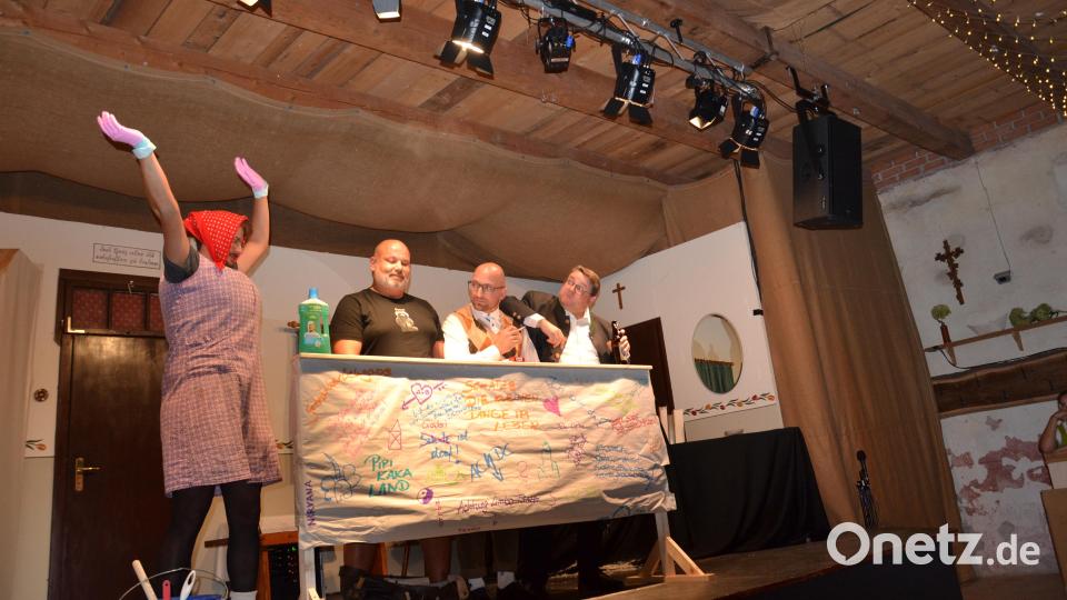 Zusammenhalt unter Männern zeigt zum Schluss das Pantomime-Stück mit Putzfrau. Bild: gi