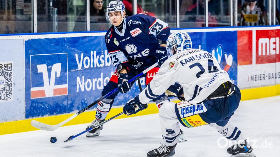 Szenen aus dem DEL-2-Spiel der Blue Devils Weiden (blaue Trikots) gegen die Dresdner Eislöwen am Sonntag, 3. November. Die Sachsen gewannen mit 2:1 nach Penaltyschießen. Bild: Tobias Neubert
