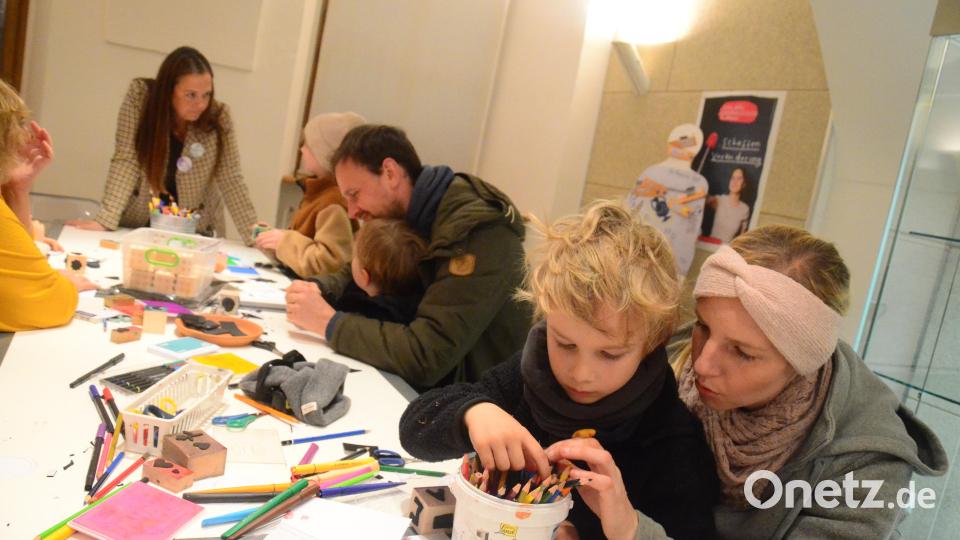 Kinder basteln im Internationalen Keramikmuseum Buttons. Bild: Kunz