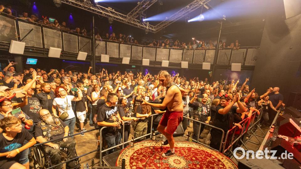 Mit Hochspannungsrock füllten "AC/DX." zum 25-jährigen Bandjubiläum das Monkey in Weiden. Bei der Neuauflage am 16. November sind einige weitere Bands dabei. Archivbild: Mike Radowski/exb