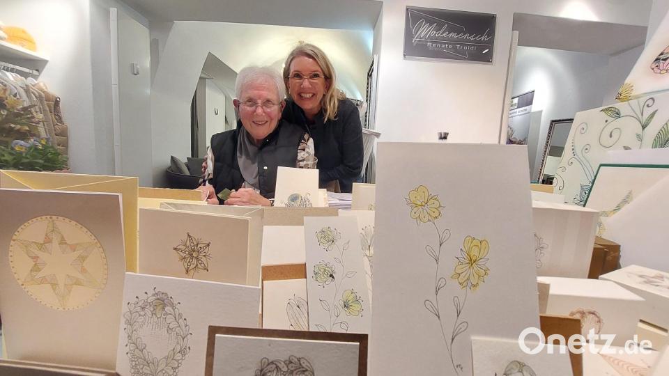 Maria Enslein (links) mit ihrem Projekt &quot;Blumenabtrieb trifft Zeichnungen&quot;. Bild: Kunz