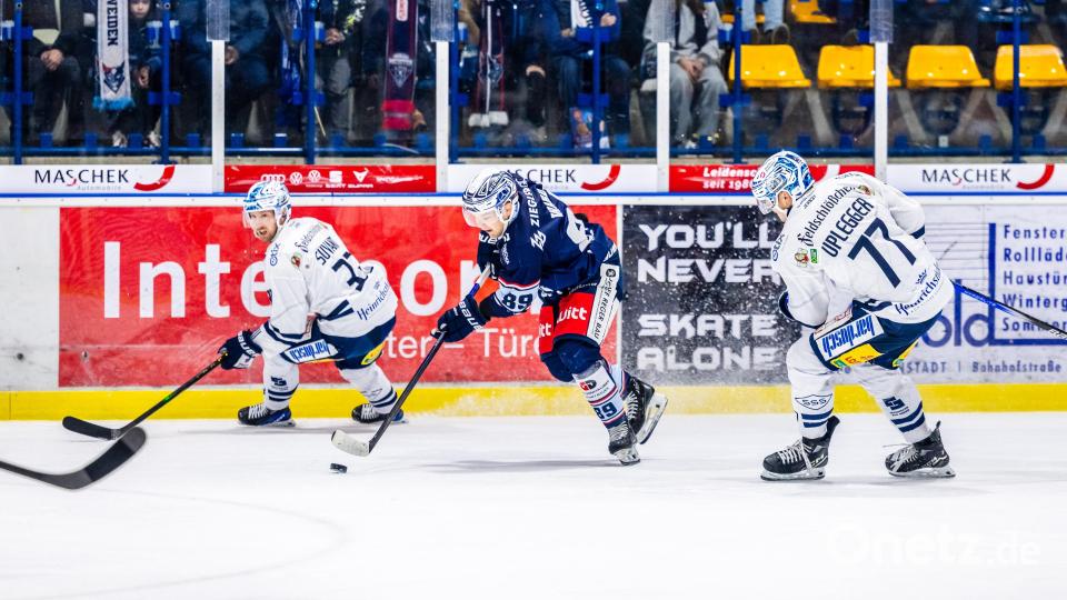 Szenen aus dem DEL-2-Spiel der Blue Devils Weiden (blaue Trikots) gegen die Dresdner Eislöwen am Sonntag, 3. November. Die Sachsen gewannen mit 2:1 nach Penaltyschießen. Bild: Tobias Neubert