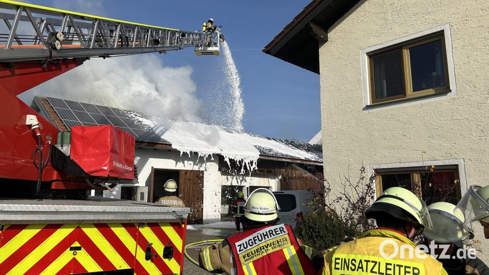 Am Sonntag brannte eine Scheune in Postfelden bei Rettenbach im Landkreis Cham. Bild: Kreisbrandinspektion Cham