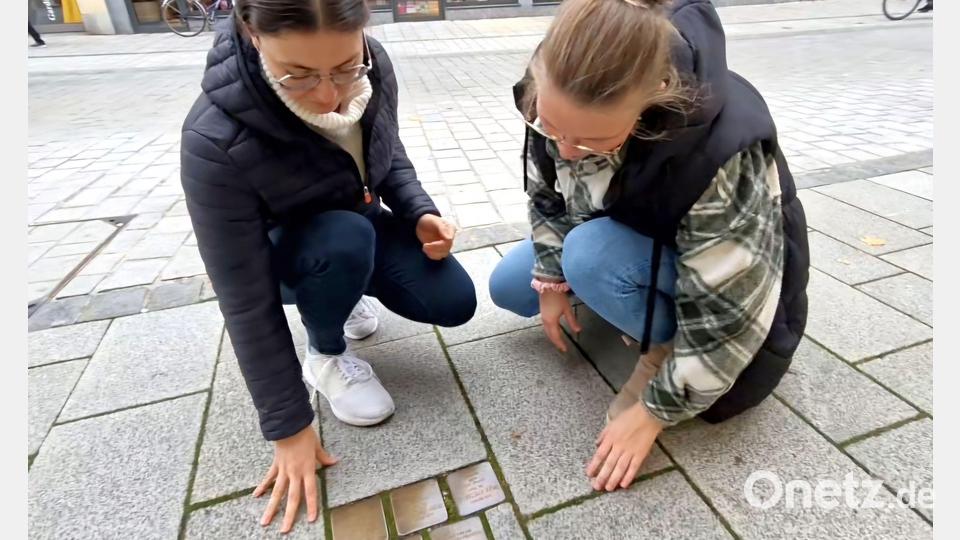 [17 solcher sogenannter Stolpersteine gibt es in Schwandorf, die meisten in der heutigen Friedrich-Ebert-Straße. Sie erinnern an Leben und Leid jüdischer Familien in Schwandorf, die von den Machthabern mit ungewöhnlicher Grausamkeit behandelt wurden. Bild: Dobler