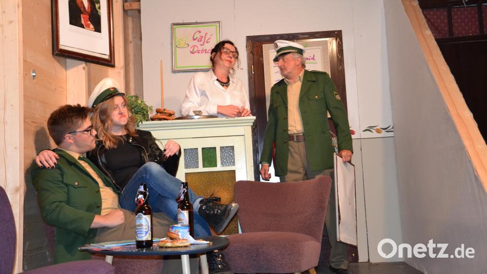Im Cafe „Deineid“ treffen sich die Gäste. Bild: gi