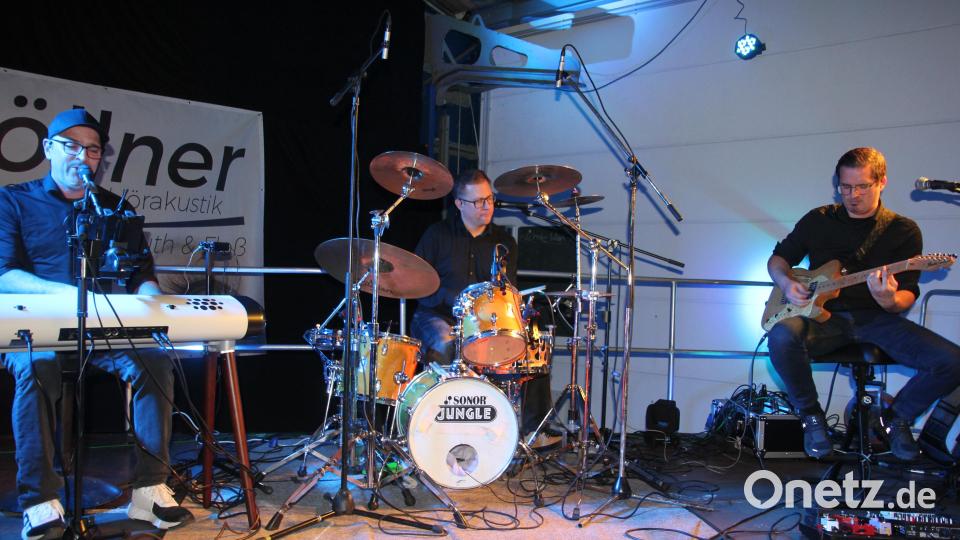 Die Formation &quot;Bändscheibe&quot; mit Menno Stiubmel, Andreas Bauer und Michael Rüth (von links) heizte beim &quot;Rock@Airport&quot; im Hangar des Segelflug-Clubs Stiftland musikalisch ein. Bild: kro