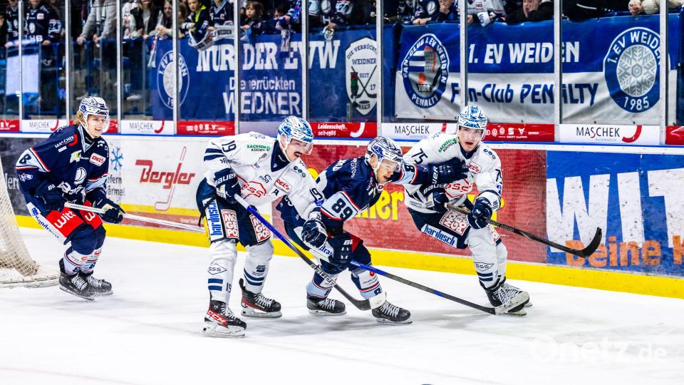 Szenen aus dem DEL-2-Spiel der Blue Devils Weiden (blaue Trikots) gegen die Dresdner Eislöwen am Sonntag, 3. November. Die Sachsen gewannen mit 2:1 nach Penaltyschießen. Bild: Tobias Neubert